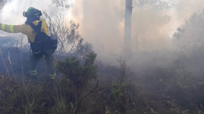 Bombero del Plan Infoca trabaja en la extinción del incendio en Canillas de Albaida