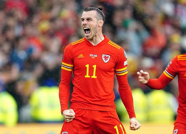 Gareth Bale celebra la clasificación de Gales para el Mundial de Catar tras superar el playoff final