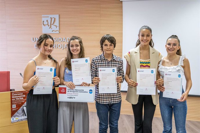 Celia Pérez Rodrigo, segunda por la izquierda, junto al resto de ganadores del concurso