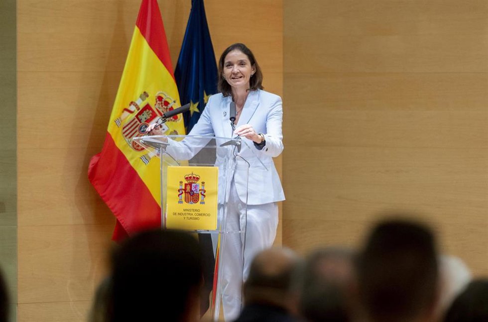 La ministra de Industria, Comercio y Turismo, Reyes Maroto, interviene durante la firma del acuerdo entre los comités de empresa de las fábricas del grupo Cerealto Siro en Castilla y León y los representantes de Davidson Kempner y Afendis