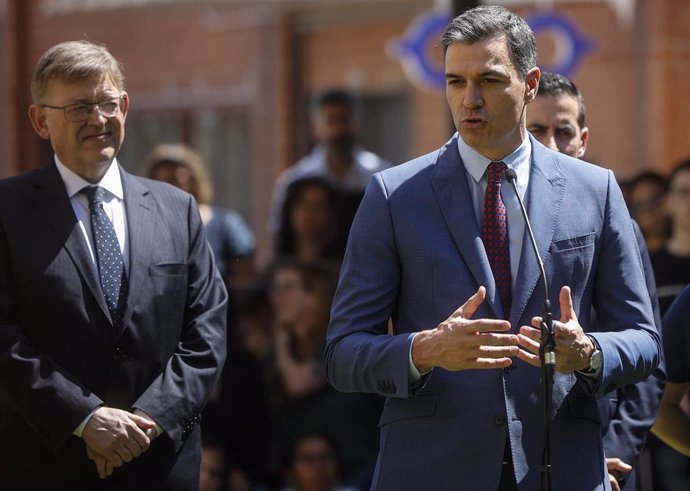 Archivo - El presidente de la Generalitat valenciana, Ximo Puig (i) y el presidente del Gobierno, Pedro Sánchez (d), en una imagen de archivo