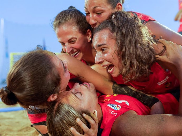La selección española femenina de balonmano playa celebra su pase a la final del Campeonato del Mundo 2022