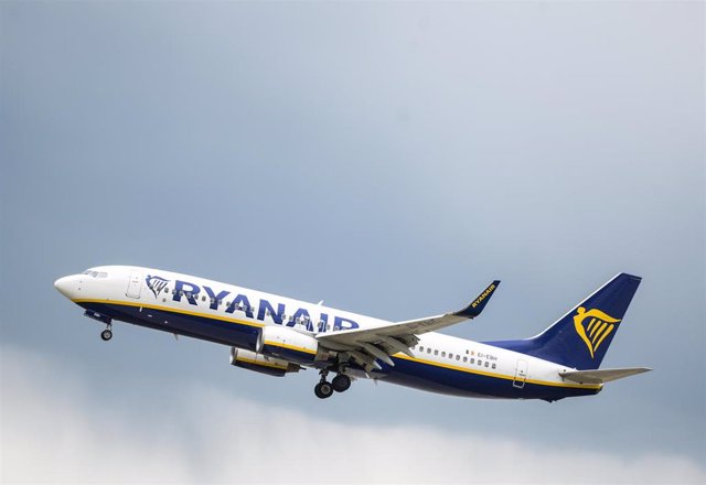 Archivo - Un avión de Ryanair aterriza en el aeropuerto de Frankfurt