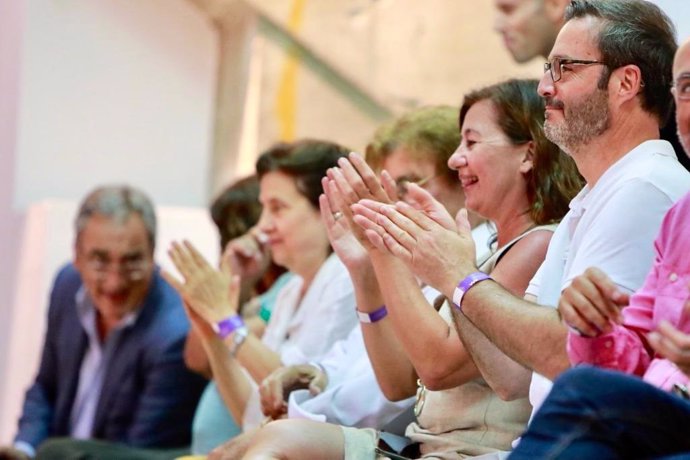 La presidenta del Govern, Francina Armengol, animando al Palma Futsal.