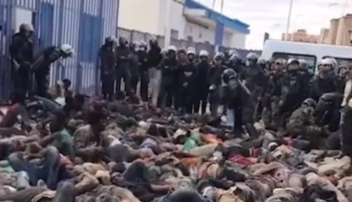 Subsaharianos tendidos en el suelo, varios de ellos moviéndose, en un video de la AMDH de Nador, Marruecos.