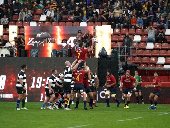 La selección española de rugby y los Barbarians se enfrentan en un partido disputado en Gijón