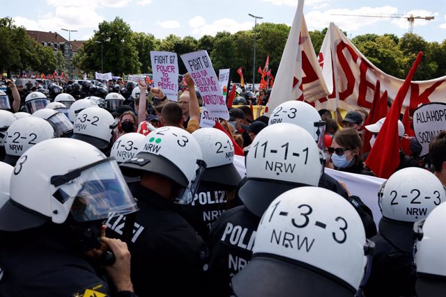 Manifestantes y policía en la marcha contra la cumbre del G7 que se celebra en Elmau, Munich, Alemania.