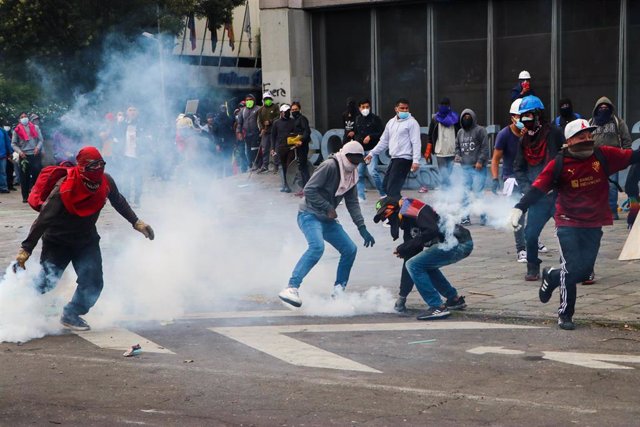 Manifestantes contra el gobierno de Guillermo Lasso en Quito, Ecuador.