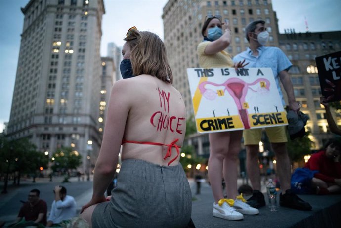 Activistas por los derechos reproductivos protestan en Nueva York, Estados Unidos, tras el anuncio de la derogación del aborto por parte del Tribunal Supremo