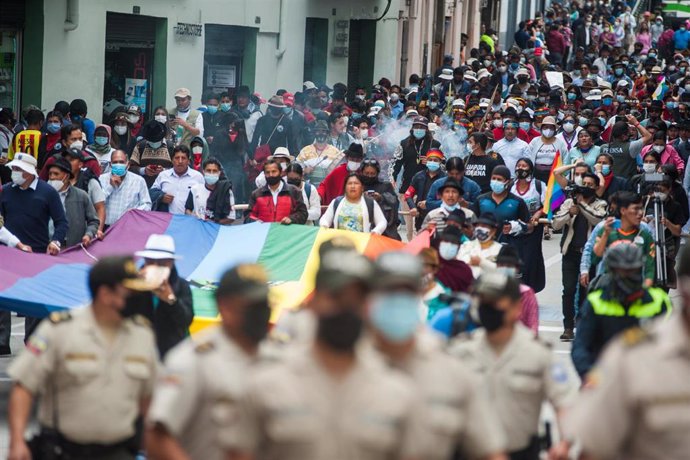 Archivo - Miembros de las comunidades indígenas se manifiestan en Quito, Ecuador, antes un encuentro entre el presidente Lasso y organizaciones.
