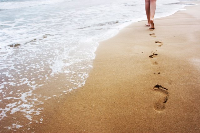 Archivo - Aprender a caminar no es cosa de niños, andar, playa, arena, mar, pies