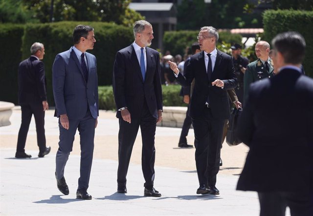(I-D) El presidente del Gobierno, Pedro Sánchez; el Rey Felipe VI y el secretario general de la OTAN, Jens Stoltenberg después de participar en la conmemoración del 40º Aniversario del ingreso de España en la OTAN a 30 de mayo