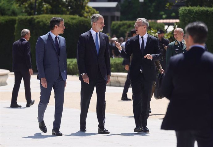 (I-D) El presidente del Gobierno, Pedro Sánchez; el Rey Felipe VI y el secretario general de la OTAN, Jens Stoltenberg después de participar en la conmemoración del 40 Aniversario del ingreso de España en la OTAN a 30 de mayo
