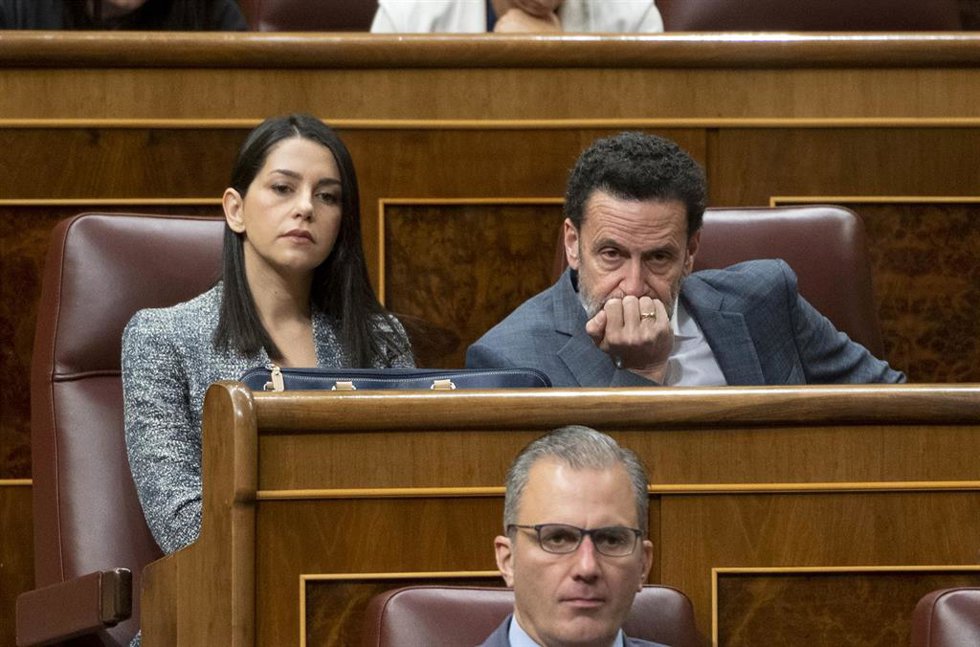 Archivo - La líder de Cs, Inés Arrimadas, y el portavoz adjunto de Ciudadanos en el Congreso, Edmundo Bal, en una sesión plenaria en el Congreso de los Diputados, a 25 de mayo de 2022, en Madrid (España). Durante el pleno, el Ejecutivo central debe resp