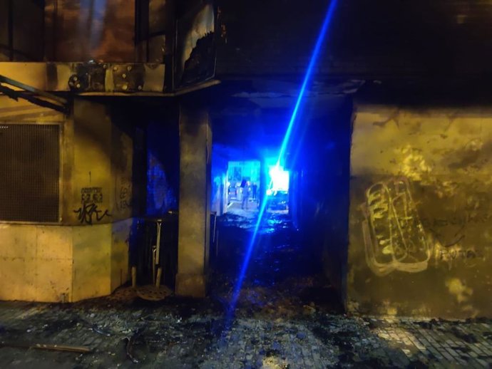 Establecimiento y callejón afectado por las llamas.