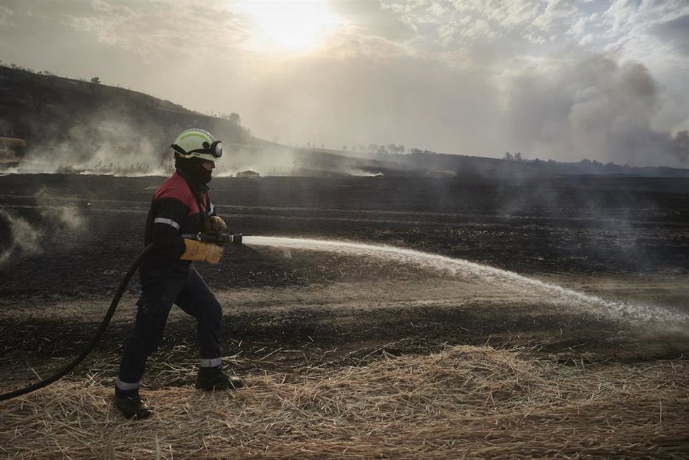 Un bombero durante las labores de extinción del incendio en Puente la Reina.