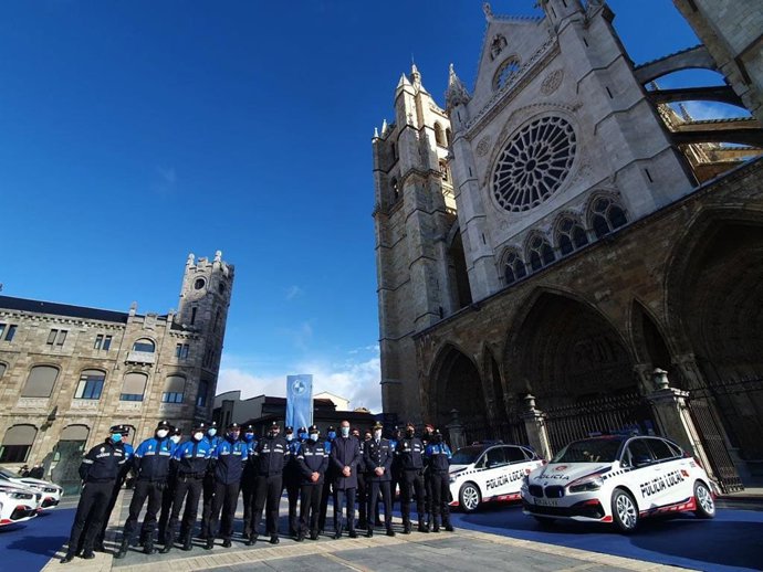 Archivo - El cuerpo municipal de Policía de León ante la Catedral.