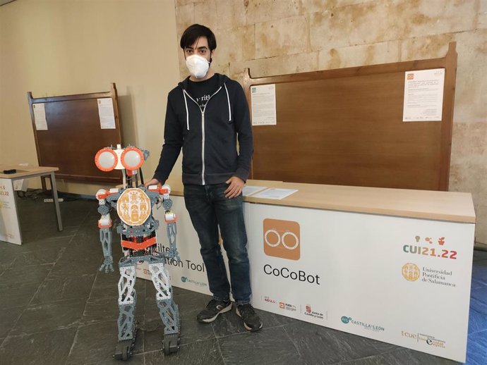 El investigador Rubén Martín García con su robot en la UPSA.