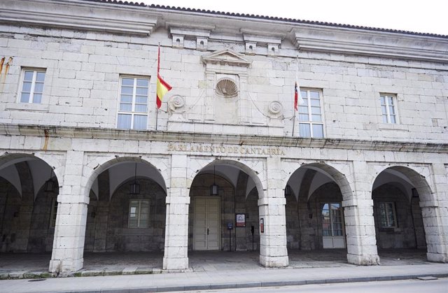 Archivo - Exterior del Parlamento de Cantabria