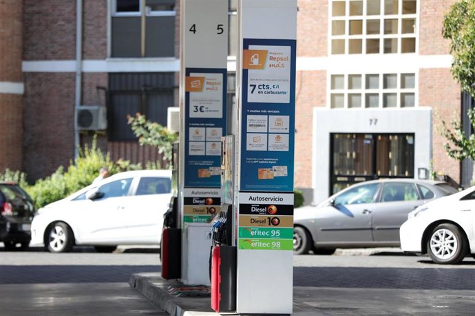 Archivo - Imagen de una gasolinera de Madrid.