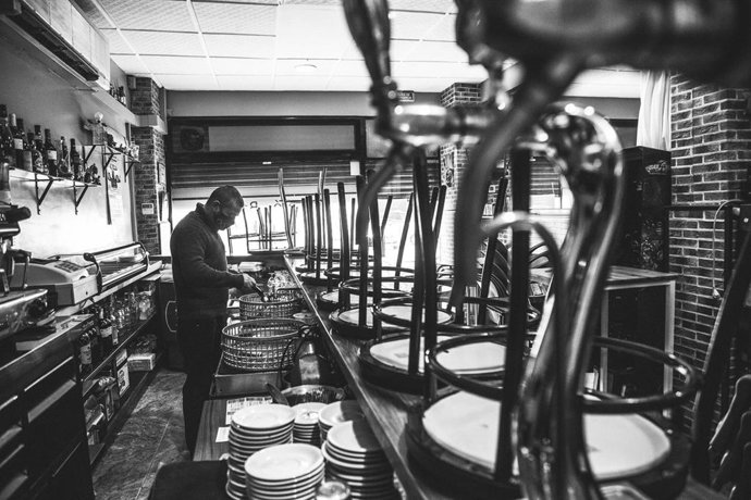 Archivo - Miguel Díaz en la barra de la cafetería Estadium, en Badajoz, Extremadura (España), a 8 de febrero de 2021. 