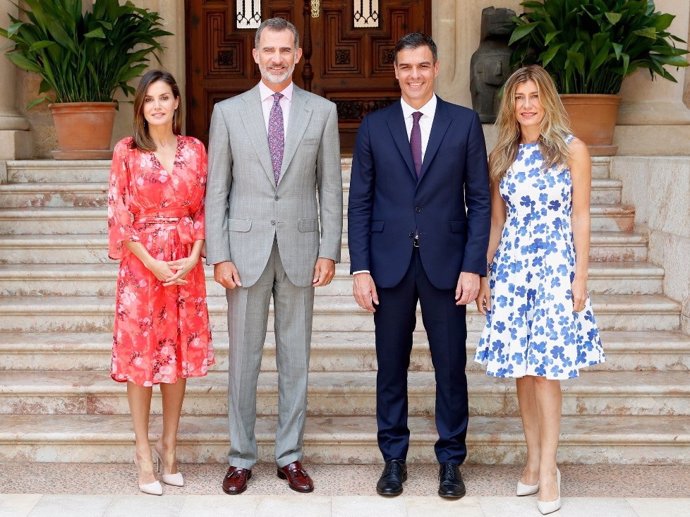 Archivo - El socorrido vestido veraniego de flores no solo es apto para pasear por la playa, también funciona de maravilla para reuniones importantes como la que han mantenido el Rey Felipe y el presidente Pedro Sánchez a la que asistieron acompañados d