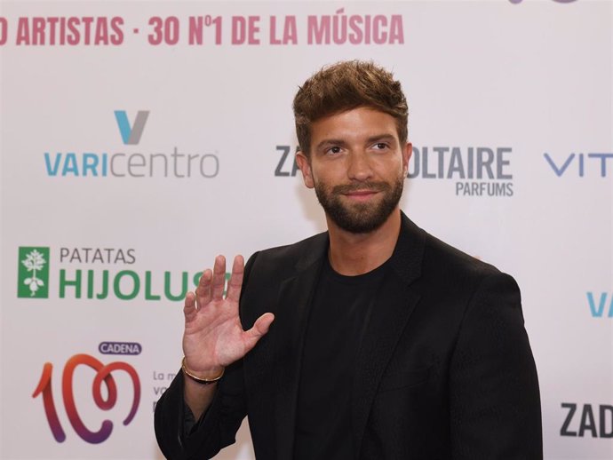 El cantante Pablo Alborán posa en el photocall previo al concierto del 30 aniversario de Cadena 100, en el Wanda Metropolitano