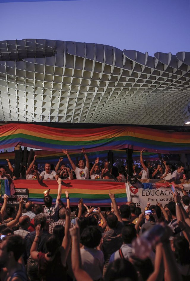 Archivo - Cabalgata desfile del Orgullo LGTBI en Sevilla.