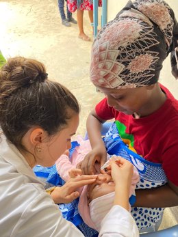 Una joven participante en un programa de voluntariado internacional.