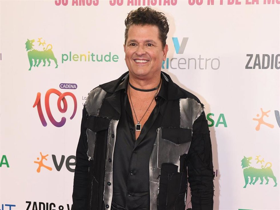 El cantante Carlos Vives posa en el photocall previo al concierto del 30 aniversario de Cadena 100, en el Wanda Metropolitano