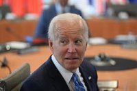 Biden acusa a Rusia de torturas y condena el "bárbaro" ataque contra un edificio de viviendas en Kiev