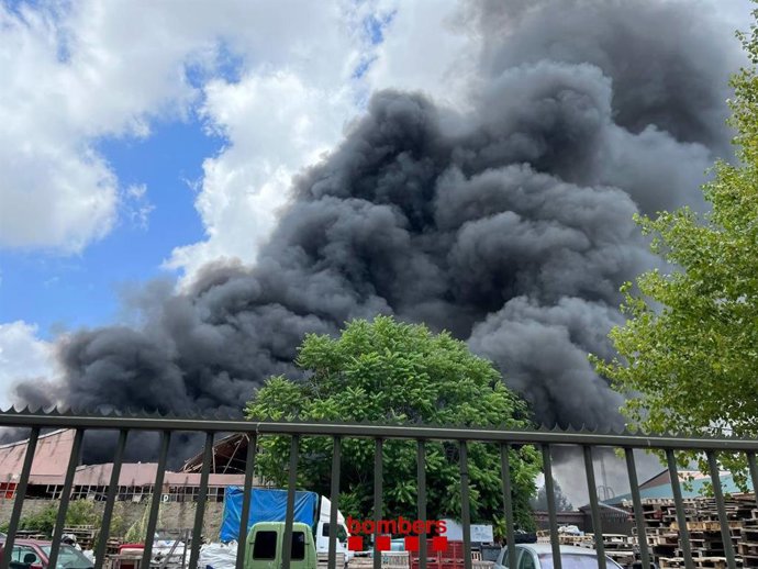 Quema una nave industrial de Abrera (Barcelona)