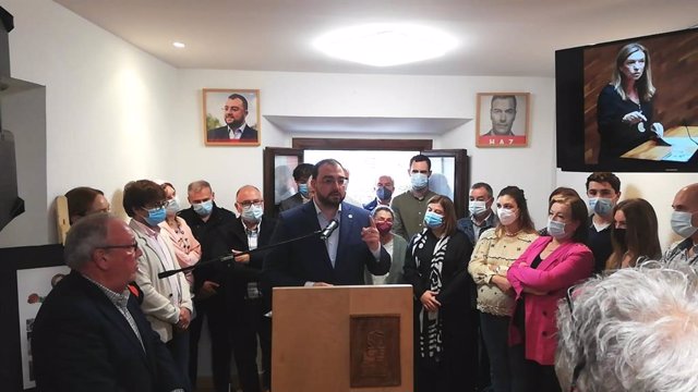 El secretario general de la FSA-PSOE y presidente del Principado, Adrián Barbón, durante el acto de homenaje a Dolores Álvarez Campillo celebrado en Llanes.