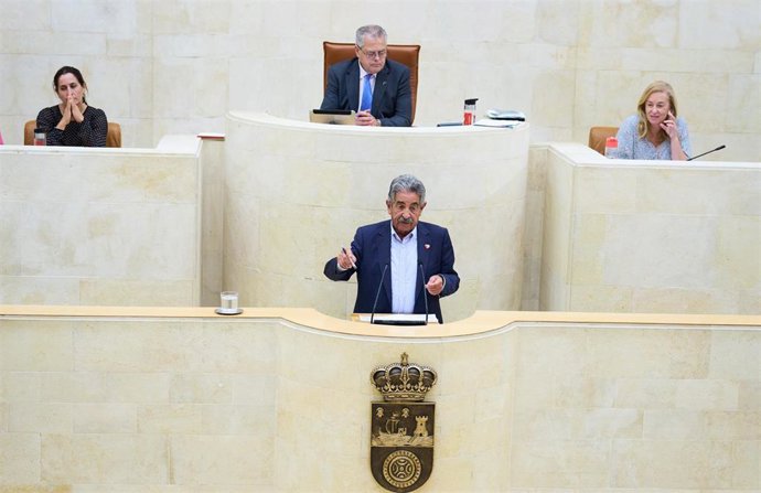 El presidente de Cantabria, Miguel Ángel Revilla, interviene en una sesión plenaria en el Parlamento de Cantabria