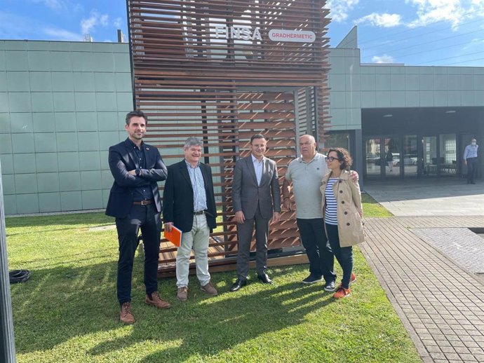 El conselleiro do Medio Rural, José González, visita las instalaciones de Finsa en Porto (Portugal)