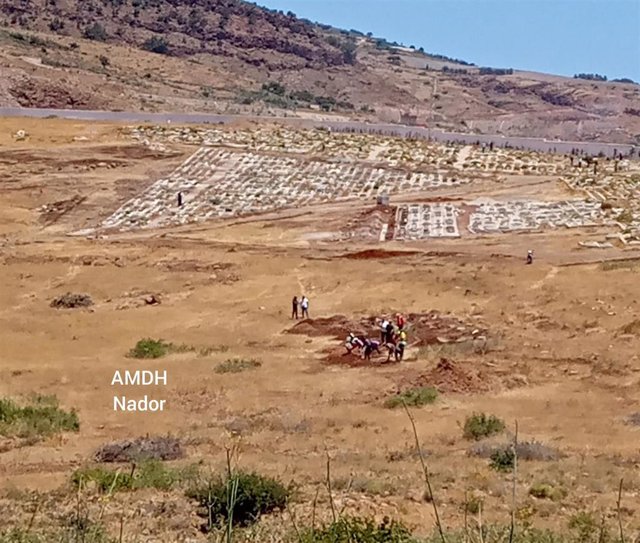 Excavación de tumbas en el cementerio de Sidi Salem de Nador tras la muerte de al menos 27 migrantes en un intento de asalto a la valla de Melilla