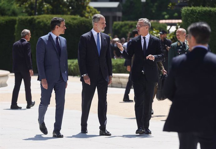 El president del Govern central, Pedro Sánchez; el rei Felip VI i el secretari general de l'OTAN, Jens Stoltenberg