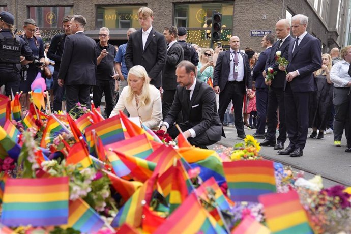 25 June 2022, Norway, Oslo: Haakon, Crown Prince of Norway (C), Mette-Marit, Crown Princess of Norway and Prime Minister of Norway Jonas Gahr Store (R) visit the site of a shooting in Oslo that targeted a gay bar, leaving two people dead and 21 others i