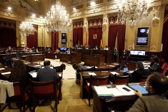 Archivo - Vista del interior del Parlament balear en una sesión plenaria. Archivo.