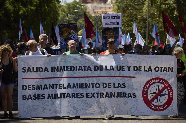 Numerosas personas con banderas de PCTE y Juventudes comunistas durante una manifestación contra la OTAN, a 26 de junio de 2022, en Madrid (España). La movilización ha sido convocada por la plataforma estatal ‘Por la Paz, No a la OTAN’ y otras organizacio