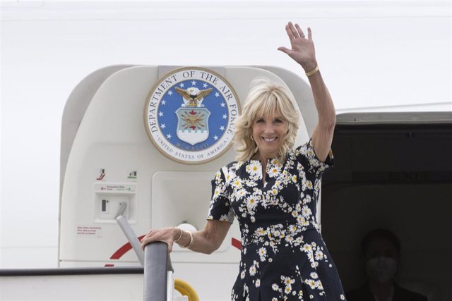 Archivo - La primera dama estadounidense Jill Biden saluda a su llegada al aeropuerto de Bratislava