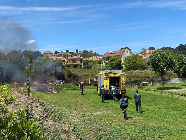 Bomberos extinguen el incendio declarado en una caravana en el camping de El Peñoso, Antromero (Gozón).
