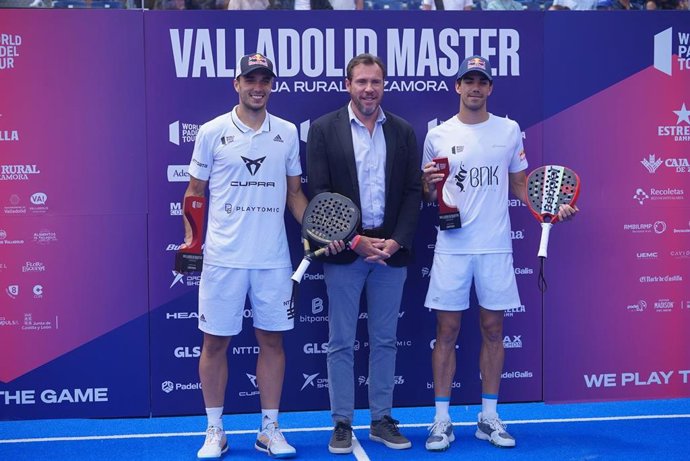 El alcalde de Valladolid, Óscar Puente (centro), hace entrega del premio del torneo World Padel Tour a Juan Lebrón y Ale Galán en la categoría masculina