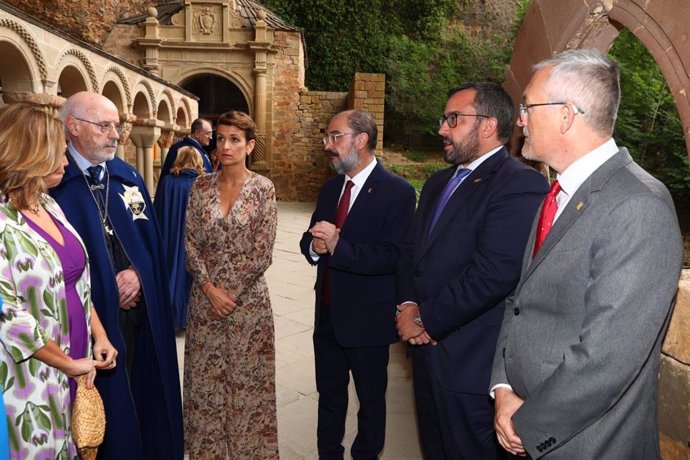 María Chivite, Javier Lambán y  Javier Remírez acto de homenaje a los reyes de Pamplona y Aragón celebrado este domingo en el Monasterio de San Juan de la Peña.