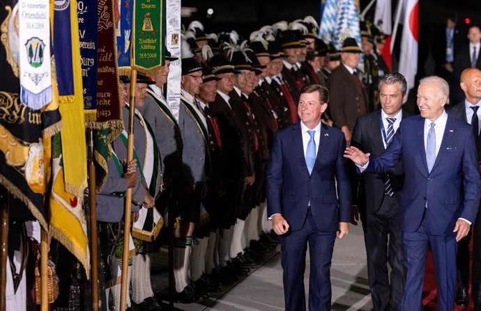 25 June 2022, Bavaria, Munich: US President Joe Biden (R) is  greeted by the Bavarian honour guards upon his arrival at Munich International Airport on the eve of the 48th G7 summit. Photo: Daniel Karmann/dpa