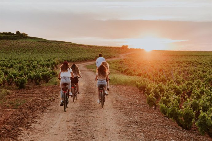 Gente en bici a la caída del sol en Bodegas Lecea