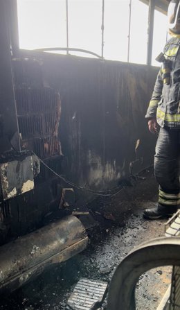 Foto de @BomberosDip_VLL de la intervención en una finca de conejos de Mata de Cuéllar (Segovia)