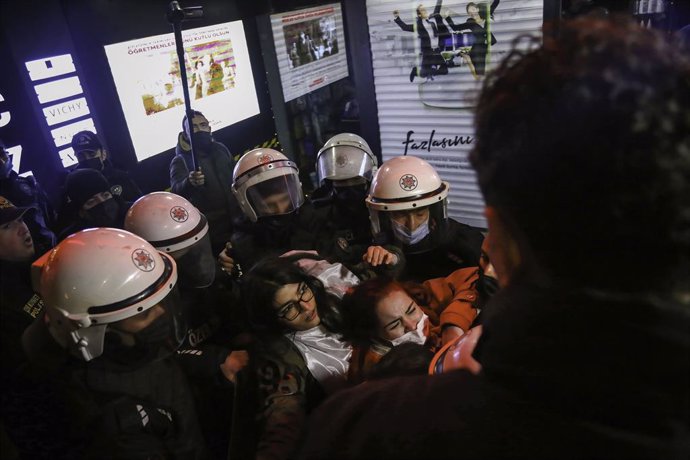 Archivo - 24 November 2021, Turkey, Istanbul: Police officers arrest protesters during a protest against the government's economic policies. Photo: Hakan Akgun/SOPA Images via ZUMA Press Wire/dpa