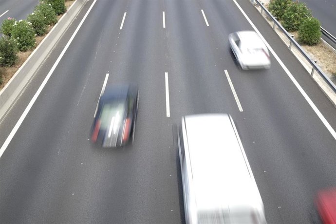 Archivo - Arxivo - IMATGE DE RECURS DE COTXES EN UNA CARRETERA