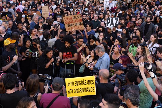Centenares de personas se manifiestan contra las políticas migratorias, en la Plaza del Callao, a 26 de junio de 2022, en Madrid (España). 
